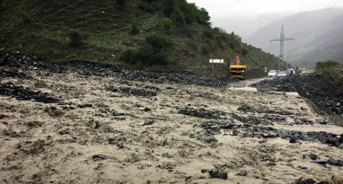 Оползень на дороге к селу Мулахи в регионе Верхняя Сванетия. Кадр видео https://www.rustavi2.ge/ka/news/197380 Оползень на дороге к селу Мулахи в регионе Верхняя Сванетия. Кадр видео https://www.rustavi2.ge/ka/news/197380