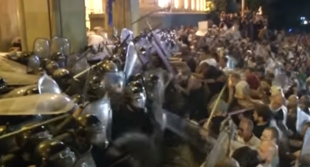 Противостояние силовиков и активистов у здания парламента в Грузии 21.06.19. Кадр видео Кавказского узла" https://www.youtube.com/watch?v=SQb5npJI30Q Противостояние силовиков и активистов у здания парламента в Грузии 21.06.19. Кадр видео Кавказского узла" https://www.youtube.com/watch?v=SQb5npJI30Q