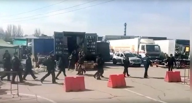 Рейды полицейских на рынках Ростова (27.04.2021). Кадр видео Видеозаписи Ростов Главный.. https://vk.com/video-36039_456276290 Рейды полицейских на рынках Ростова (27.04.2021). Кадр видео Видеозаписи Ростов Главный.. https://vk.com/video-36039_456276290
