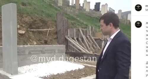 Представитель полиции, на месте, где было найдено тело новорожденного ребенка. Скриншот сообщения МВД Дагестана https://www.instagram.com/p/COI_w0yqORe/ Представитель полиции, на месте, где было найдено тело новорожденного ребенка. Скриншот сообщения МВД Дагестана https://www.instagram.com/p/COI_w0yqORe/