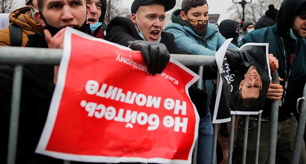 Участники акции в поддержку Алексея Навального. 23 января 2021 г. Абстрактная иллюстрация. Фото: REUTERS/Maxim Shemetov Участники акции в поддержку Алексея Навального. 23 января 2021 г. Абстрактная иллюстрация. Фото: REUTERS/Maxim Shemetov