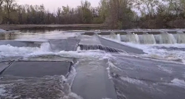 Прорыв плотины в Волгоградской области. Кадр видео
Высота 102 https://www.youtube.com/watch?v=Gd5Qt-jsrgo Прорыв плотины в Волгоградской области. Кадр видео
Высота 102 https://www.youtube.com/watch?v=Gd5Qt-jsrgo