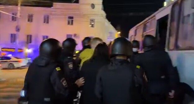 Задержание участников акции в поддержку Навального в Ставрополе 21 апреля 2021 года. Стопкадр из видео на Youtube-канале "Блокнот Ставрополь" https://youtu.be/WAXYWM0-g7M. Задержание участников акции в поддержку Навального в Ставрополе 21 апреля 2021 года. Стопкадр из видео на Youtube-канале "Блокнот Ставрополь" https://youtu.be/WAXYWM0-g7M.
