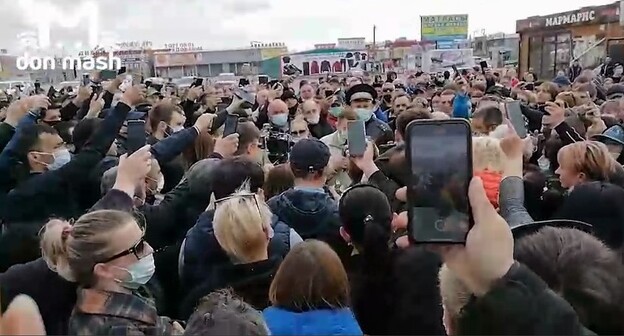 Возле рынка "Атланта" в Аксайском районе торговцы требуют открыть въезд, чтобы начать работать, 28 апреля 2021 года. Стопкадр из видео Telegram-канала «don mash». Возле рынка "Атланта" в Аксайском районе торговцы требуют открыть въезд, чтобы начать работать, 28 апреля 2021 года. Стопкадр из видео Telegram-канала «don mash».
