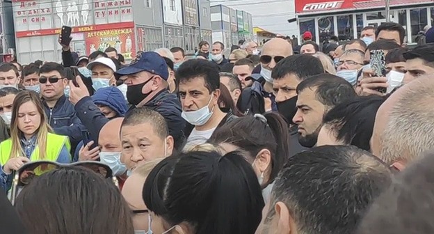 Торговцы рынка "Атлант" на встрече с предствителями администрации 28.04.2021. Кадр видео DONNEWS https://t.me/donnewsru/7327 Торговцы рынка "Атлант" на встрече с предствителями администрации 28.04.2021. Кадр видео DONNEWS https://t.me/donnewsru/7327