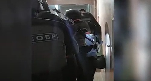 Задержание 16 сторонников экстремистского сообщества. 29.04.20
Кадр видео YugopolisTube https://www.youtube.com/watch?v=T_FLSSYqBOE Задержание 16 сторонников экстремистского сообщества. 29.04.20
Кадр видео YugopolisTube https://www.youtube.com/watch?v=T_FLSSYqBOE