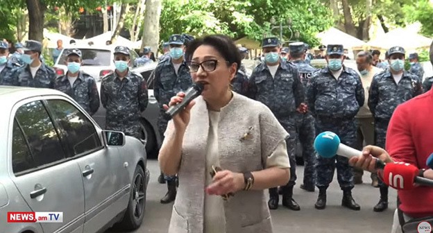 Члены АРФ "Дашнакцутюн" провели сегодня акцию протеста у здания Генпрокуратуры Армении. Скриншот видео "NEWS AM" https://www.youtube.com/watch?v=VkUFH6pqB6c Члены АРФ "Дашнакцутюн" провели сегодня акцию протеста у здания Генпрокуратуры Армении. Скриншот видео "NEWS AM" https://www.youtube.com/watch?v=VkUFH6pqB6c