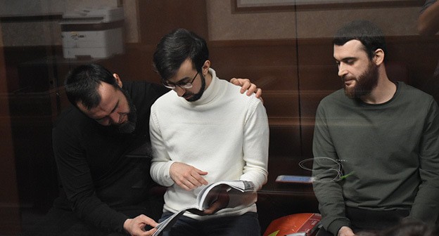 Абубакар Ризванов, Кемал Тамбиев и Абдулмумин Гаджиев (слева направо), 29 апреля 2021 года. Фото Константина Волгина для "Кавказского узла" Абубакар Ризванов, Кемал Тамбиев и Абдулмумин Гаджиев (слева направо), 29 апреля 2021 года. Фото Константина Волгина для "Кавказского узла"