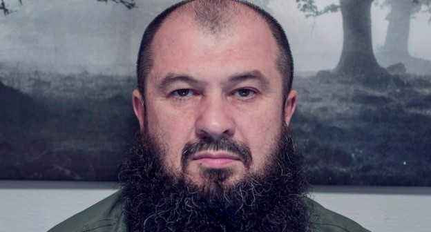 Асламбек Эжаев, стоп-кадр видео https://www.youtube.com/watch?v=Zawd7hdCxG8 Асламбек Эжаев, стоп-кадр видео https://www.youtube.com/watch?v=Zawd7hdCxG8