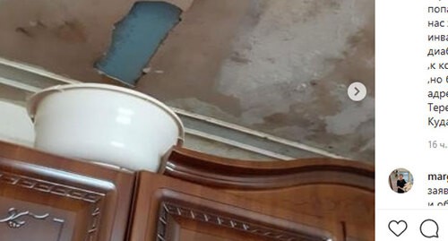 Потолок квартиры в доме автора жалобы. Скриншот сообщения в Instagram-паблике "Происшествия Нальчик" https://www.instagram.com/p/COX4qMFpqOO/ Потолок квартиры в доме автора жалобы. Скриншот сообщения в Instagram-паблике "Происшествия Нальчик" https://www.instagram.com/p/COX4qMFpqOO/
