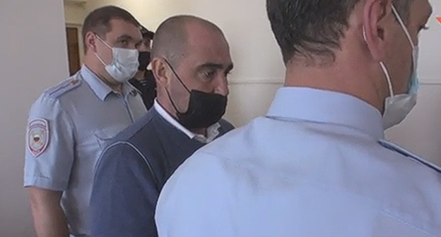 Арестованный водитель легкового автомобиля, который стал участником аварии с гибелью детей на Ставрополье. Кадр видео рен-тв https://ren.tv/ Арестованный водитель легкового автомобиля, который стал участником аварии с гибелью детей на Ставрополье. Кадр видео рен-тв https://ren.tv/