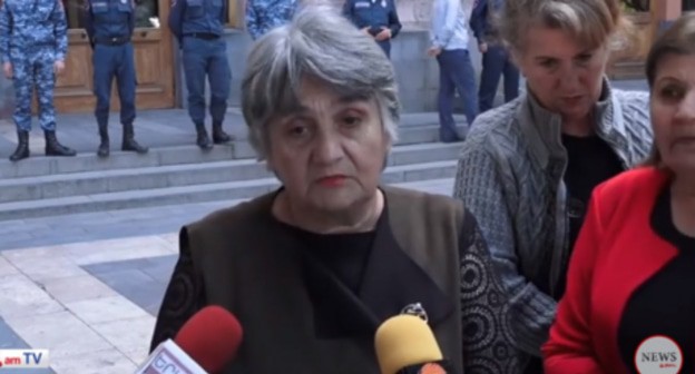 Карабахские беженцы на акции протеста у здания правительства Армении. Скриншот видео на YouTube-канале News.Am от 03.05.2021, https://www.youtube.com/watch?v=au6V3U7KKFM&t=174s Карабахские беженцы на акции протеста у здания правительства Армении. Скриншот видео на YouTube-канале News.Am от 03.05.2021, https://www.youtube.com/watch?v=au6V3U7KKFM&t=174s