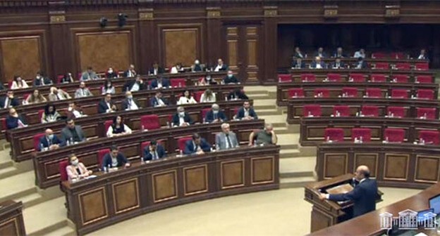 Участники голосования в парламенте Армении. Кадр видеотрансляции, размещенной на YouTube-канале парламента https://www.youtube.com/watch?v=zmN6IgGHOK0 Участники голосования в парламенте Армении. Кадр видеотрансляции, размещенной на YouTube-канале парламента https://www.youtube.com/watch?v=zmN6IgGHOK0