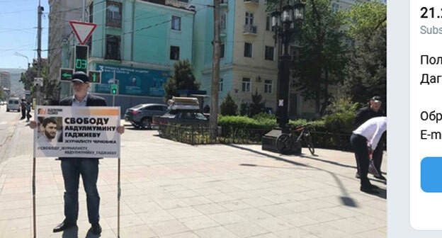 Одиночный пикет в поддержку Абдулмумина Гаджиева. Махачкала, 3 мая 2021 года. Скриншот публикации в Telegram-канале "Спросите у Расула". Одиночный пикет в поддержку Абдулмумина Гаджиева. Махачкала, 3 мая 2021 года. Скриншот публикации в Telegram-канале "Спросите у Расула".