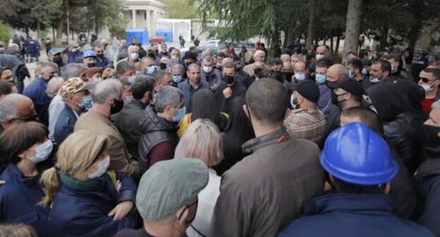 Работники завода "Руставский азот" на забастовке. фото https://tv4.ge/2021/04/რუსთავის-აზოტში-დასაქმე/?fbclid=IwAR3X-n2Y5EfNGrYz9xCZZNja7O9KwIeQSaWO5TTsjRe-SmYHqc83yUPikr0 Работники завода "Руставский азот" на забастовке. фото https://tv4.ge/2021/04/რუსთავის-აზოტში-დასაქმე/?fbclid=IwAR3X-n2Y5EfNGrYz9xCZZNja7O9KwIeQSaWO5TTsjRe-SmYHqc83yUPikr0