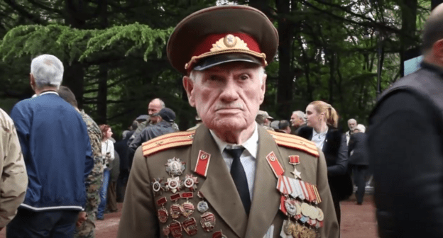 Грузинский ветеран, 9 мая 2015 года. Стоп-кадр видео https://youtu.be/QmiIHj_kw8M Грузинский ветеран, 9 мая 2015 года. Стоп-кадр видео https://youtu.be/QmiIHj_kw8M