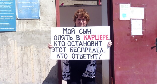 Елена Барзукаева на пикете в Махачкале 8 мая 2021 года. Фото Расула Магомедова для "Кавказского узла" Елена Барзукаева на пикете в Махачкале 8 мая 2021 года. Фото Расула Магомедова для "Кавказского узла"