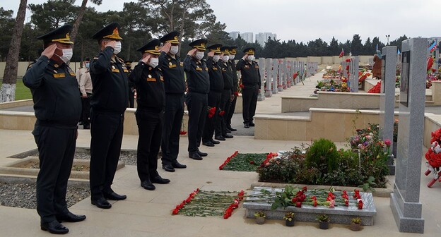 Азербайджанские военные на воинском мемориале. Фото пресс-службы Минобороны Азербайджана, https://mod.gov.az/ru/news/pochtena-pamyat-nacionalnogo-geroya-azerbajdzhana-ilgara-mirzoeva-35762.html Азербайджанские военные на воинском мемориале. Фото пресс-службы Минобороны Азербайджана, https://mod.gov.az/ru/news/pochtena-pamyat-nacionalnogo-geroya-azerbajdzhana-ilgara-mirzoeva-35762.html
