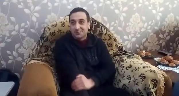Байрам Мамедов дома после помилования в марте 2019 года. Фото: кадр видео пользователя ƏN SON XƏBƏRLƏR в Youtube https://www.youtube.com/watch?v=X00h0j4sJSo Байрам Мамедов дома после помилования в марте 2019 года. Фото: кадр видео пользователя ƏN SON XƏBƏRLƏR в Youtube https://www.youtube.com/watch?v=X00h0j4sJSo