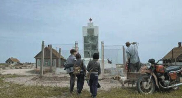 Кадр из фильма "Остров" об острове Чечень в Махачкале. Кадр из фильма "Остров" об острове Чечень в Махачкале.