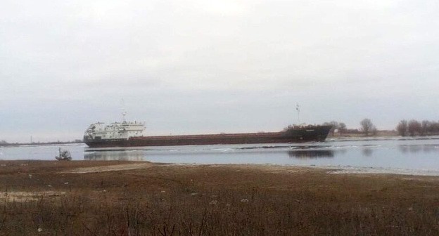Сухогруз "Порт Оля - 4" сел на мель в Астраханской области. Фото https://30.mchs.gov.ru/ Сухогруз "Порт Оля - 4" сел на мель в Астраханской области. Фото https://30.mchs.gov.ru/