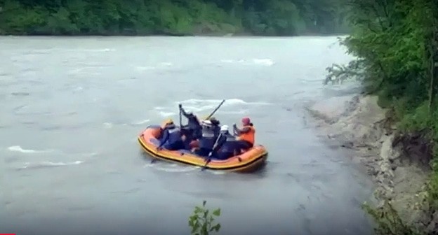 Поиски пропавших в районе реки Белая. Кадр видео пресс-службы МЧС Поиски пропавших в районе реки Белая. Кадр видео пресс-службы МЧС