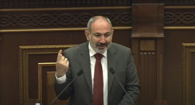 Никол Пашинян в парламенте. Скриншот видео с прямой трансляции на YouTube-канале парламента Армении от 10.05.2021., https://www.youtube.com/watch?v=ti_tnurT6wA. Никол Пашинян в парламенте. Скриншот видео с прямой трансляции на YouTube-канале парламента Армении от 10.05.2021., https://www.youtube.com/watch?v=ti_tnurT6wA.