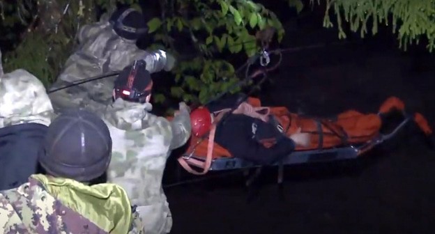 Спасатели организовали веревочную переправу.
Фото: МЧС Абхазии https://www.e1.ru/text/incidents/2021/05/10/69907682/?utm_source=yxnews&utm_medium=desktop&nw=1620660505000
Спасатели организовали веревочную переправу.
Фото: МЧС Абхазии https://www.e1.ru/text/incidents/2021/05/10/69907682/?utm_source=yxnews&utm_medium=desktop&nw=1620660505000