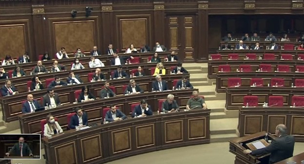 Депутаты в зале парламента Армении слушают выступление Н.Пашиняна. Кадр видео пресс-службы парламента Армении https://www.youtube.com/watch?v=9Snuxhy6M3c&t=2744s Депутаты в зале парламента Армении слушают выступление Н.Пашиняна. Кадр видео пресс-службы парламента Армении https://www.youtube.com/watch?v=9Snuxhy6M3c&t=2744s