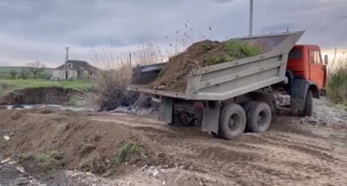 Работы по восстановлению поврежденной дамбы на пруду в селе Чернолесском. Стопкадр из видео в соцсети "ВКонтакте". https://vk.com/id624811729?z=video624811729_456239460%2F1ba6f3598081442d58%2Fpl_wall_624811729 Работы по восстановлению поврежденной дамбы на пруду в селе Чернолесском. Стопкадр из видео в соцсети "ВКонтакте". https://vk.com/id624811729?z=video624811729_456239460%2F1ba6f3598081442d58%2Fpl_wall_624811729