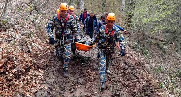 Карабахские спасатели переносят останки военнослужащего. Фото: Facebook / ԱՀ Արտակարգ իրավիճակների պետական ծառայություն Карабахские спасатели переносят останки военнослужащего. Фото: Facebook / ԱՀ Արտակարգ իրավիճակների պետական ծառայություն