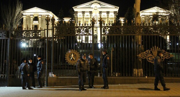 Силовики у ворот парламента на проспекте Баграмяна. Фото Тиграна Петросяна для "Кавказского узла" Силовики у ворот парламента на проспекте Баграмяна. Фото Тиграна Петросяна для "Кавказского узла"