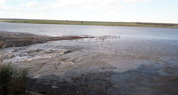 Из-за прорыва дамбы поднялся уровень воды в реке возле села Чернолесское. Май 2021 года. Фото: пресс-служба ГУ МЧС по Ставропольскому краю Из-за прорыва дамбы поднялся уровень воды в реке возле села Чернолесское. Май 2021 года. Фото: пресс-служба ГУ МЧС по Ставропольскому краю