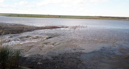 Из-за прорыва дамбы поднялся уровень воды в реке возле села Чернолесское. Май 2021 года. Фото: пресс-служба ГУ МЧС по Ставропольскому краю Из-за прорыва дамбы поднялся уровень воды в реке возле села Чернолесское. Май 2021 года. Фото: пресс-служба ГУ МЧС по Ставропольскому краю