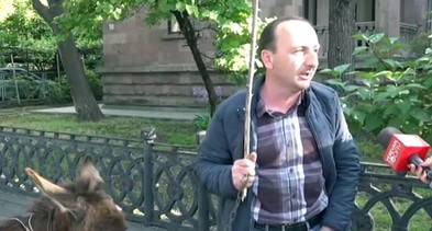 Противник Пашиняна перед зданием парламента в Ереване. Кадр видео YerevanToday Противник Пашиняна перед зданием парламента в Ереване. Кадр видео YerevanToday