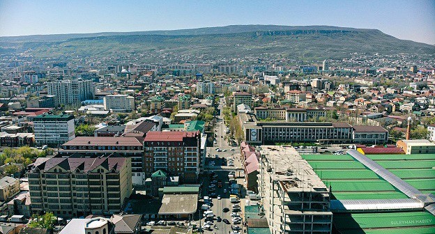 Вид на Махачкалу и гору Тарки-Тау. Фото: Suleymannabiev, wikimedia.org Вид на Махачкалу и гору Тарки-Тау. Фото: Suleymannabiev, wikimedia.org