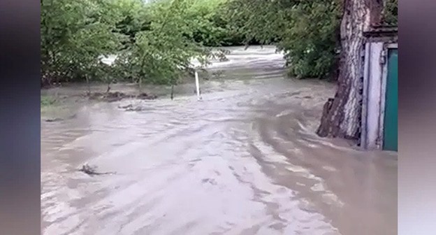 Подтопление хутора Новоукраинского в Краснодарском крае. кадр видео : instagram.com/ikubanko/ Подтопление хутора Новоукраинского в Краснодарском крае. кадр видео : instagram.com/ikubanko/