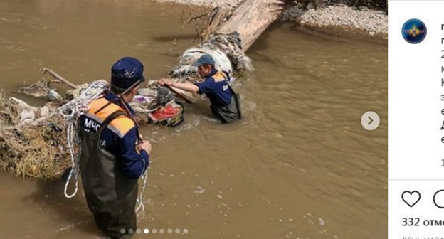 Сотрудники МЧС во время поиска ребенка. Стоп-кадр видео https://www.instagram.com/p/COu-0a8nMXQ/ Сотрудники МЧС во время поиска ребенка. Стоп-кадр видео https://www.instagram.com/p/COu-0a8nMXQ/