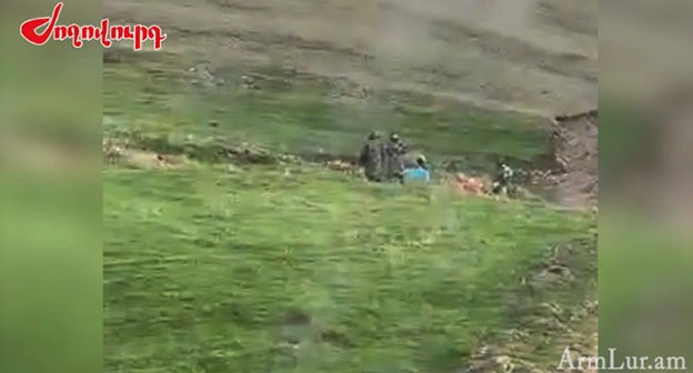 Военнослужащие азербайджанской армии. Скриншот видео https://armlur.am/1106488/?fbclid=IwAR3HJI3LbVUS9qYYO-hT4WHbSG0OnY3hO9xnZ90euXbZrpLnVVhkmWfpeO0 Военнослужащие азербайджанской армии. Скриншот видео https://armlur.am/1106488/?fbclid=IwAR3HJI3LbVUS9qYYO-hT4WHbSG0OnY3hO9xnZ90euXbZrpLnVVhkmWfpeO0