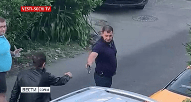 Конфликт на парковке в Адлере. Стоп-кадр видео "Вести-Сочи", https://vesti-sochi.tv Конфликт на парковке в Адлере. Стоп-кадр видео "Вести-Сочи", https://vesti-sochi.tv
