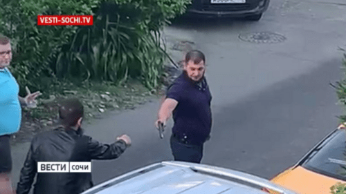 Конфликт на парковке в Адлере. Стоп-кадр видео "Вести-Сочи", https://vesti-sochi.tv Конфликт на парковке в Адлере. Стоп-кадр видео "Вести-Сочи", https://vesti-sochi.tv