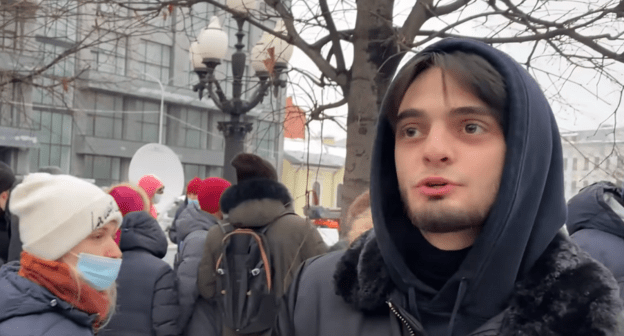 Сайд-Мухаммад Джумаев на акции в поддержку Навального 23 января 2021 года. Кадр видео Anews https://www.youtube.com/watch?v=Xtasot6gdA4 Сайд-Мухаммад Джумаев на акции в поддержку Навального 23 января 2021 года. Кадр видео Anews https://www.youtube.com/watch?v=Xtasot6gdA4