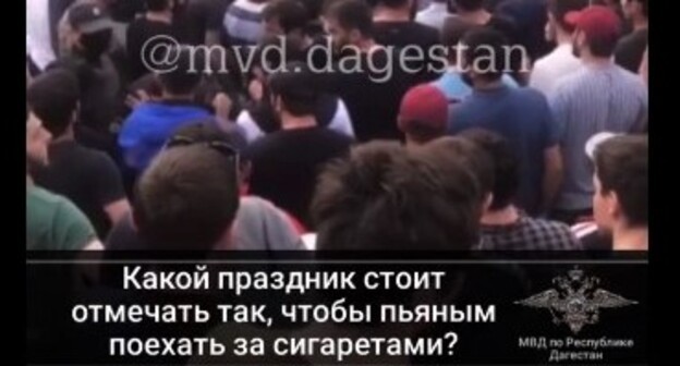 Толпа пытается препятствовать задержанию жителя Дагестана, который, по версии правоохранителей, в нетрезвом состоянии сбил сотрудника ДПС. Скриншот публикации в Инстаграм-аккаунте МВД Дагестана Толпа пытается препятствовать задержанию жителя Дагестана, который, по версии правоохранителей, в нетрезвом состоянии сбил сотрудника ДПС. Скриншот публикации в Инстаграм-аккаунте МВД Дагестана