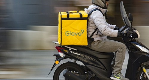 Курьер Glovo. Фото: https://glovoua.com/car/ Курьер Glovo. Фото: https://glovoua.com/car/