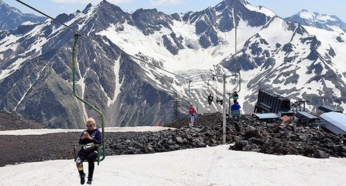Горнолыжный курорт "Эльбрус". Фото: Riadchikova https://ru.wikipedia.org/ Горнолыжный курорт "Эльбрус". Фото: Riadchikova https://ru.wikipedia.org/