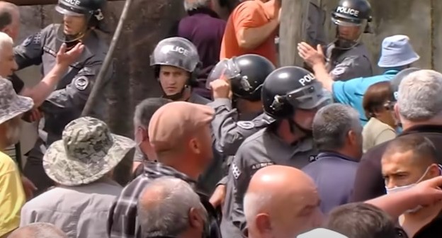 Беспорядки в Дманиси. Стопкадр канала Sputnik Georgia https://www.youtube.com/watch?v=0BSxdy0ZJhk&t=21s Беспорядки в Дманиси. Стопкадр канала Sputnik Georgia https://www.youtube.com/watch?v=0BSxdy0ZJhk&t=21s