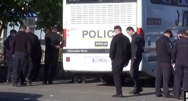 Сотрудники полиции в Дманиси. Кадр видео https://www.rustavi2.ge/ka/news/199274 Сотрудники полиции в Дманиси. Кадр видео https://www.rustavi2.ge/ka/news/199274