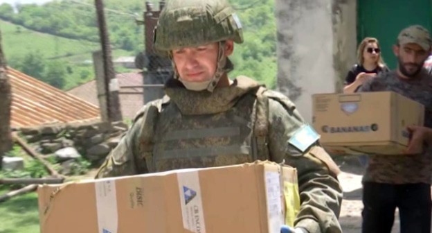 Российские военные доставили гуманитарную помощь в отдаленные села Нагорного Карабаха/ Фото пресс-службы МО России http://mil.ru/russian_peacekeeping_forces/news/more.htm?id=12361956@egNews Российские военные доставили гуманитарную помощь в отдаленные села Нагорного Карабаха/ Фото пресс-службы МО России http://mil.ru/russian_peacekeeping_forces/news/more.htm?id=12361956@egNews