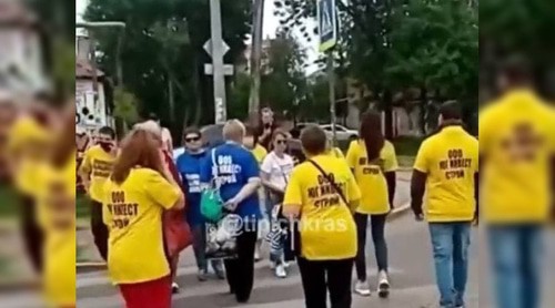 Дольщики ЖК "КарандашЪ" перекрыли дорогу в центре Краснодара. Скриншот видео из телеграма «Телетайп Краснодара», t.me/tipichkras Дольщики ЖК "КарандашЪ" перекрыли дорогу в центре Краснодара. Скриншот видео из телеграма «Телетайп Краснодара», t.me/tipichkras