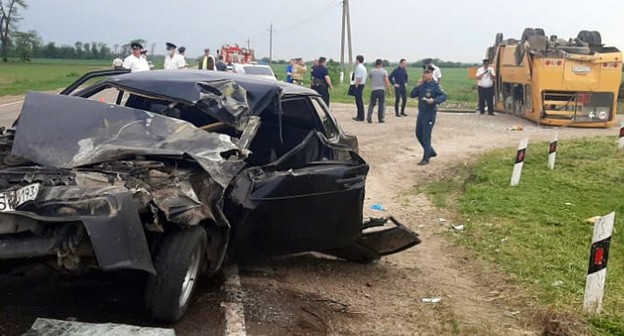 Последствия столкновении "Лады" со школьным автобусом на Кубани 17.05.2021. Фото: Пресс-служба ГУ МВД РФ по Кубани
Последствия столкновении "Лады" со школьным автобусом на Кубани 17.05.2021. Фото: Пресс-служба ГУ МВД РФ по Кубани